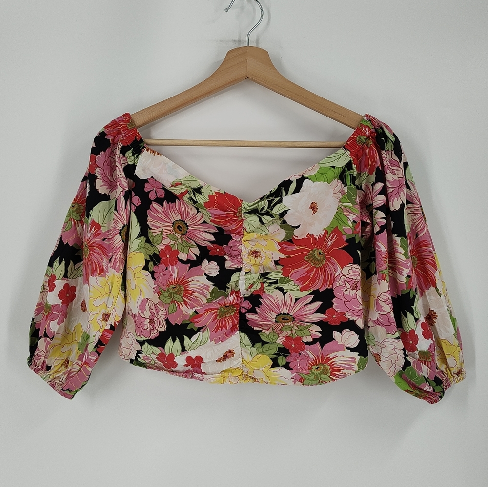 Floral Puff-Sleeve Crop Top in Black and Pink